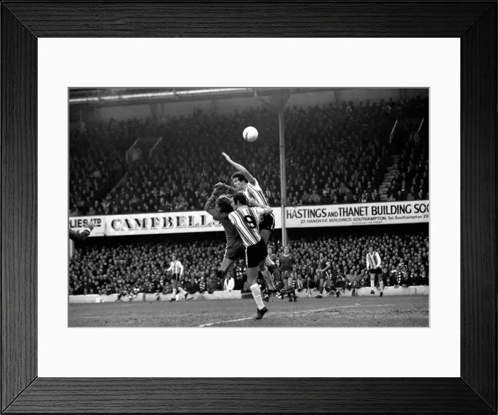 Framed Print : Football: F. A. Cup: Southampton (1) v. Chelsea (1). January 1977 77-00108-001 Framed Print : Football: F. A. Cup: Southampton (1) v. Chelsea (1). January 1977 77-00108-001