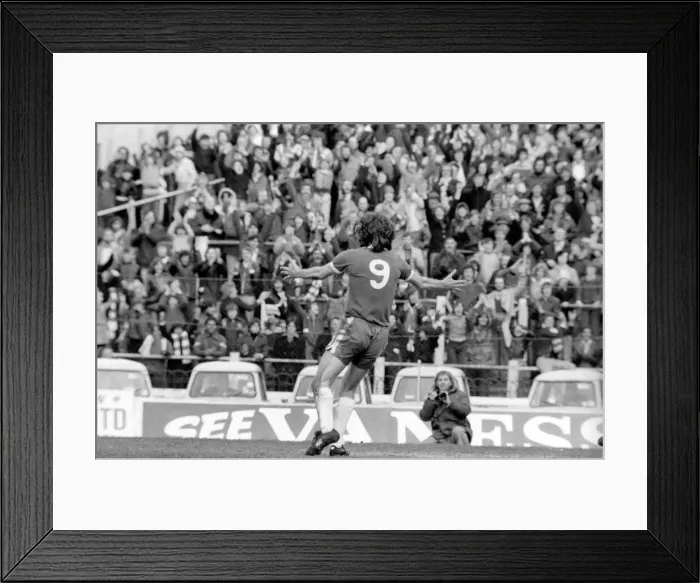 Framed Print : Football: Chelsea (2) vs. Luton (0). April 1977 77-02023-017 Framed Print : Football: Chelsea (2) vs. Luton (0). April 1977 77-02023-017