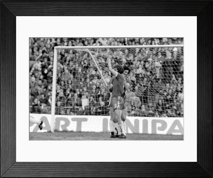 Framed Print : Football: Chelsea (2) vs. Luton (0). April 1977 77-02023-010