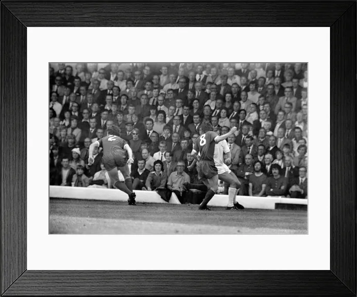 Framed Print : Football: Leeds United (1) v. Liverpool (0). September 1971 71-12020-038