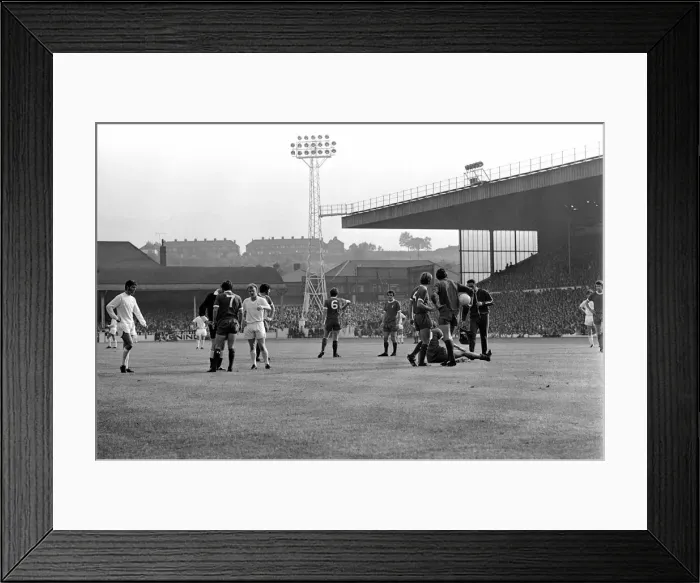 Framed Print : Football: Leeds United (1) v. Liverpool (0). September 1971 71-12020-030 Framed Print : Football: Leeds United (1) v. Liverpool (0). September 1971 71-12020-030
