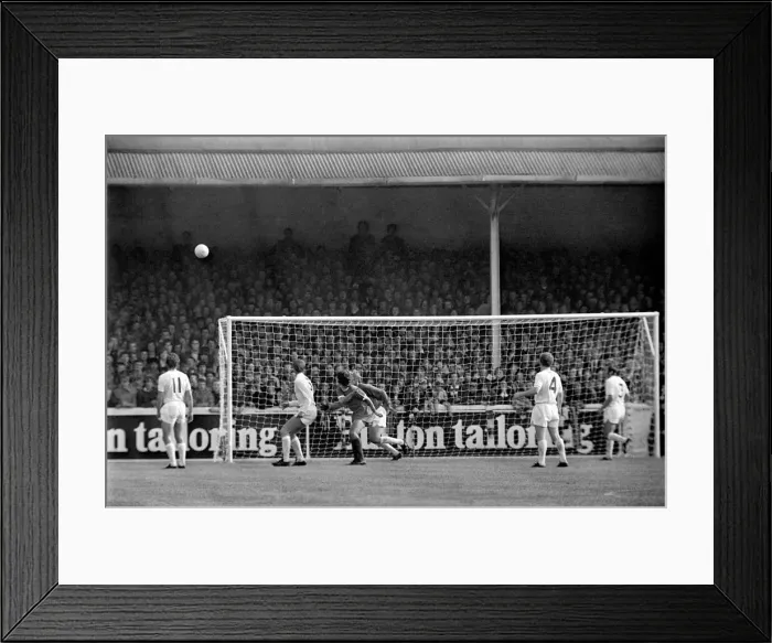 Framed Print : Football: Leeds United (1) v. Liverpool (0). September 1971 71-12020-025