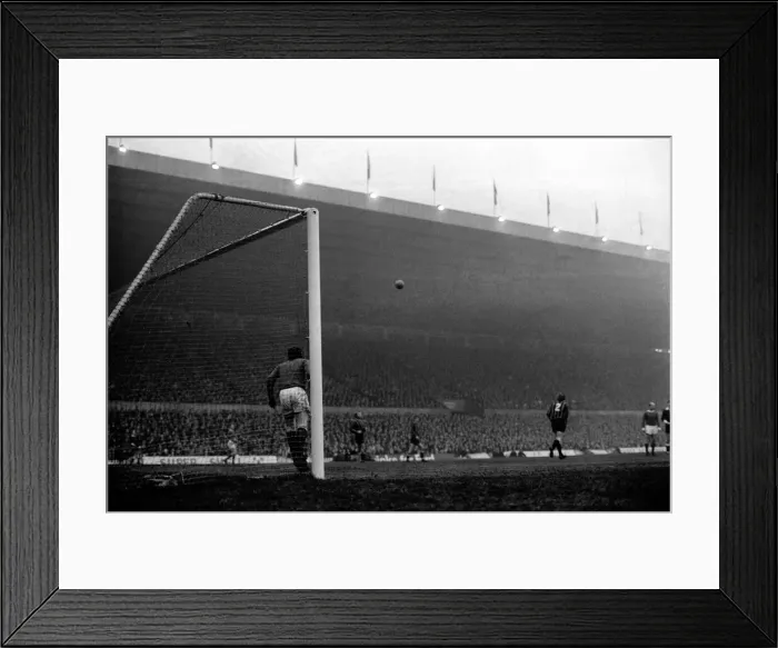 Framed Print : Manchester United v. Middlesbrough. F. A. Cup 3rd round. January 1971 71-00067-001