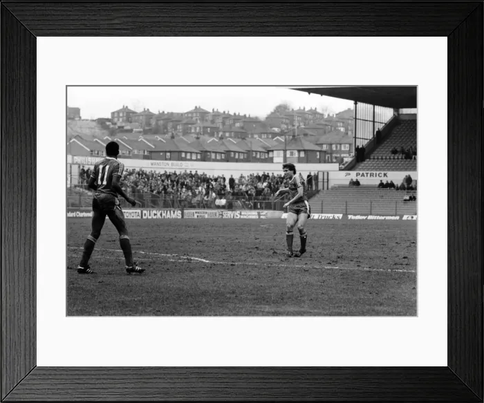 Framed Print : English League Division One match at Elland Road. Leeds United 1 v Nottingham Forest 1 Framed Print : English League Division One match at Elland Road. Leeds United 1 v Nottingham Forest 1