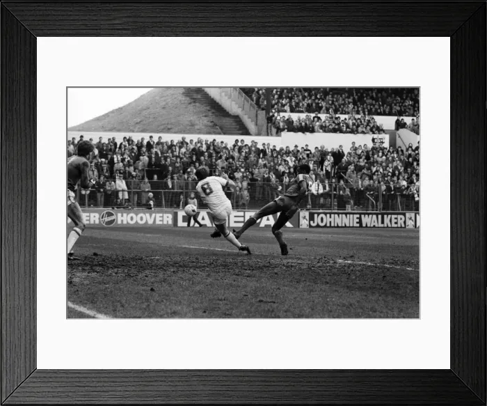 Framed Print : English League Division One match at Elland Road. Leeds United 1 v Nottingham Forest 1