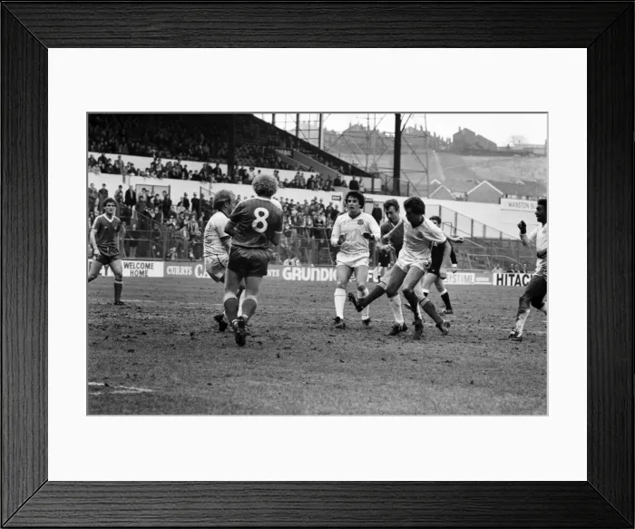 Framed Print : English League Division One match at Elland Road. Leeds United 1 v Nottingham Forest 1