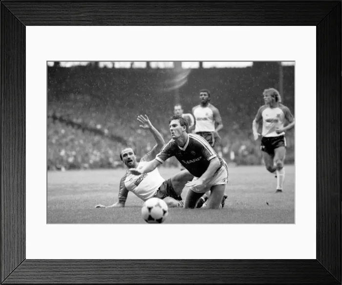 Framed Print : English League Division One match at Old Trafford Manchester United 2 v Luton Town 0 Framed Print : English League Division One match at Old Trafford Manchester United 2 v Luton Town 0