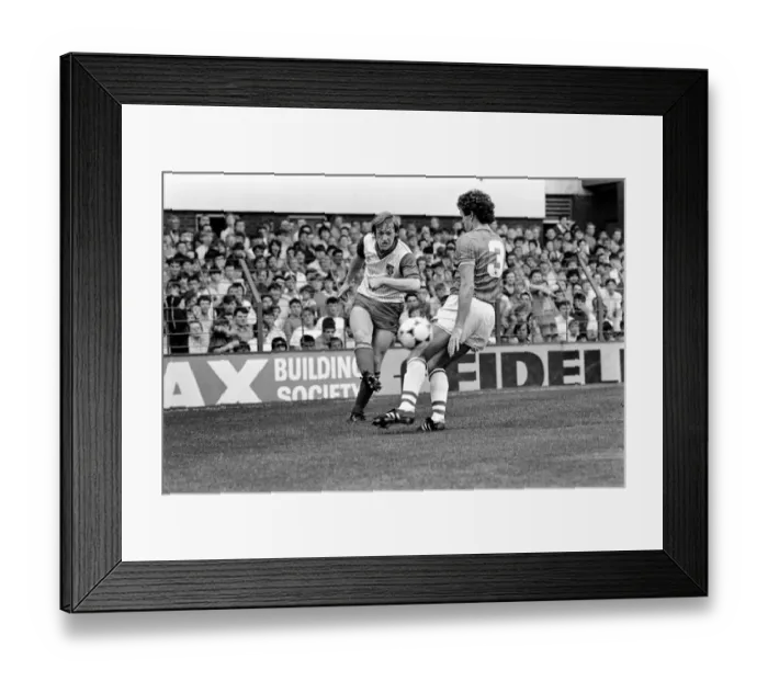 Framed Print : English League Division One match Everton 1 v Stoke City 0 August 1983 Framed Print : English League Division One match Everton 1 v Stoke City 0 August 1983