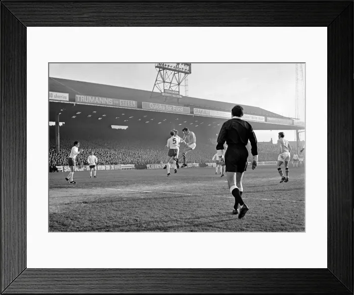 Framed Print : English League Division One match at Maine Road Manchester City 1 v Leeds United 2