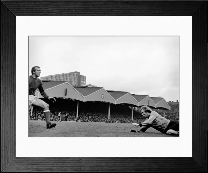 Framed Print : English League Division One match Wolverhampton Wanderers 2 v Arsenal 0 Framed Print : English League Division One match Wolverhampton Wanderers 2 v Arsenal 0