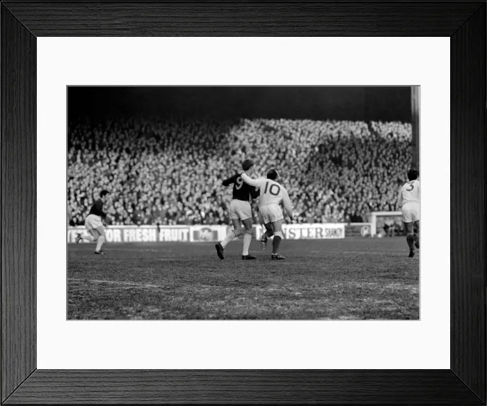 Framed Print : English League Division One match Burnley 1 v Manchester United 1