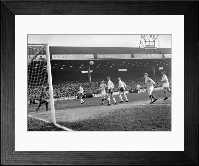 Framed Print : English League Division One match at Maine Road Manchester City 1 v Leeds United 2 Framed Print : English League Division One match at Maine Road Manchester City 1 v Leeds United 2