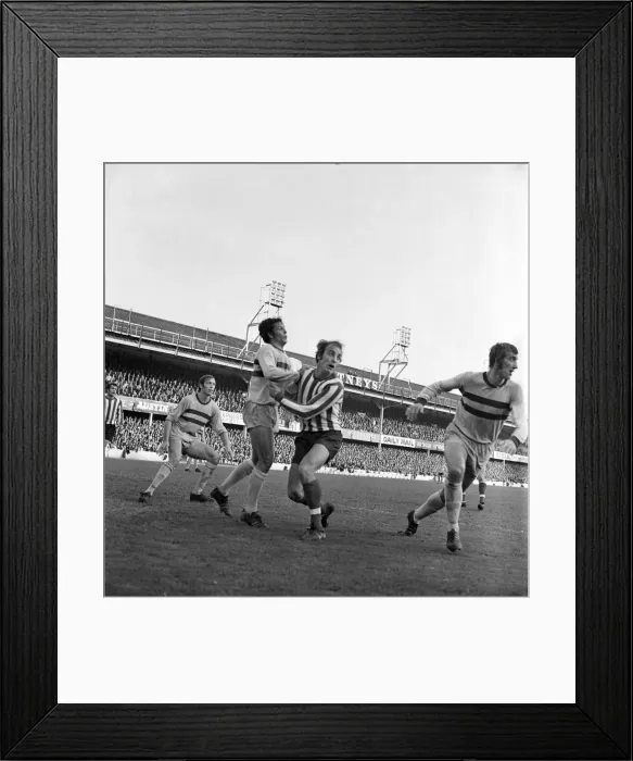 Framed Print : English League Division One match at The Dell Southampton 1 v West Ham United 1