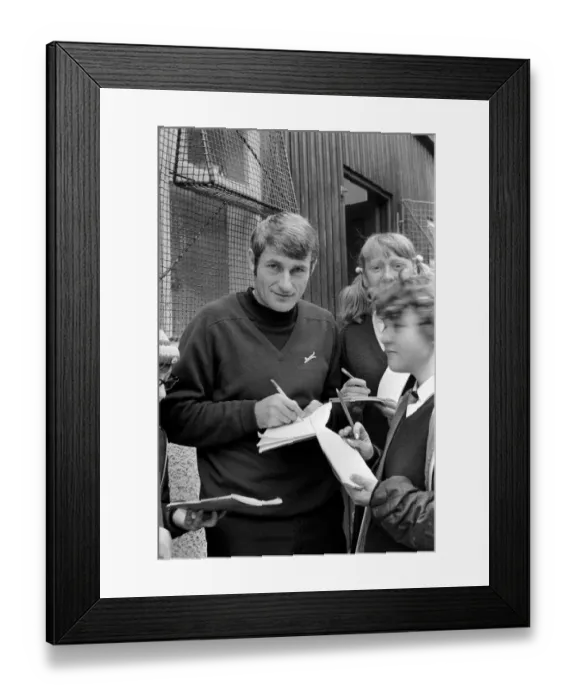 Framed Print : Liverpool player Roger Hunt signing autographs for fans. November 1969 Z10571 Framed Print : Liverpool player Roger Hunt signing autographs for fans. November 1969 Z10571