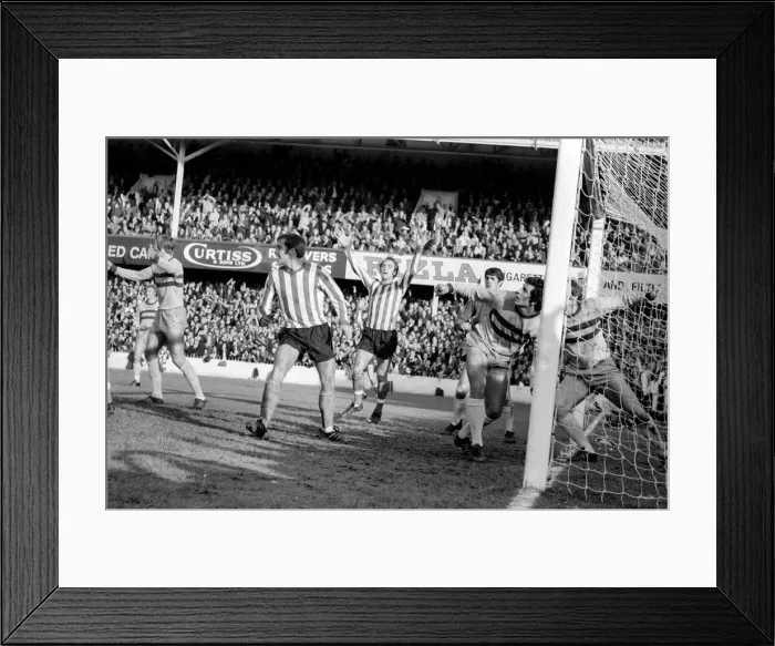 Framed Print : English League Division One match at The Dell Southampton 1 v West Ham United 1 Framed Print : English League Division One match at The Dell Southampton 1 v West Ham United 1