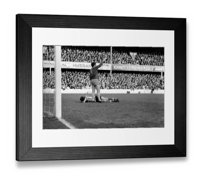 Framed Print : English League Division One match at The Dell Southampton 1 v West Ham United 1