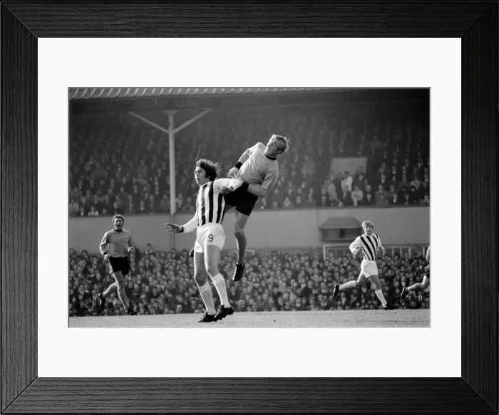 Framed Print : English League Division One match Wolverhampton Wanderers 1 v West Bromwich Albion Framed Print : English League Division One match Wolverhampton Wanderers 1 v West Bromwich Albion