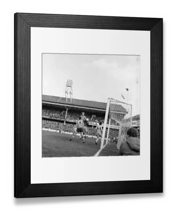 Framed Print : English League Division One match at The Dell Southampton 1 v West Ham United 1