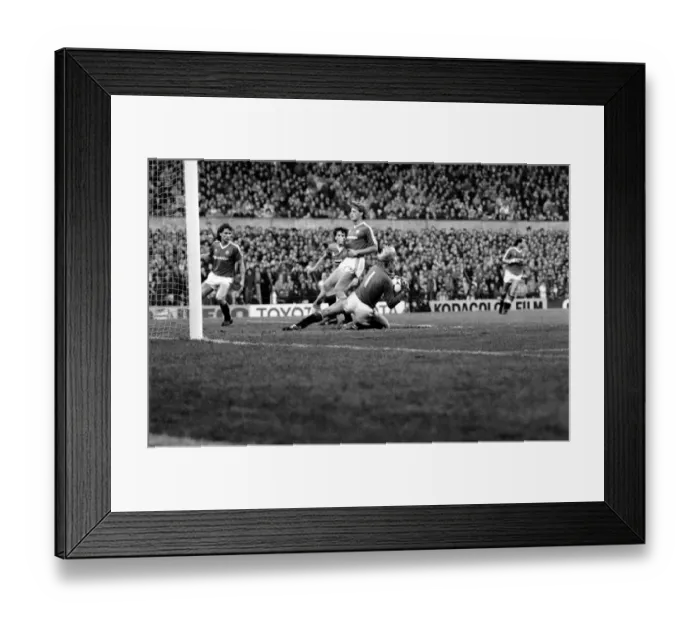 Framed Print : English League Division One match at Old Trafford Manchester United 0 v Everton 1