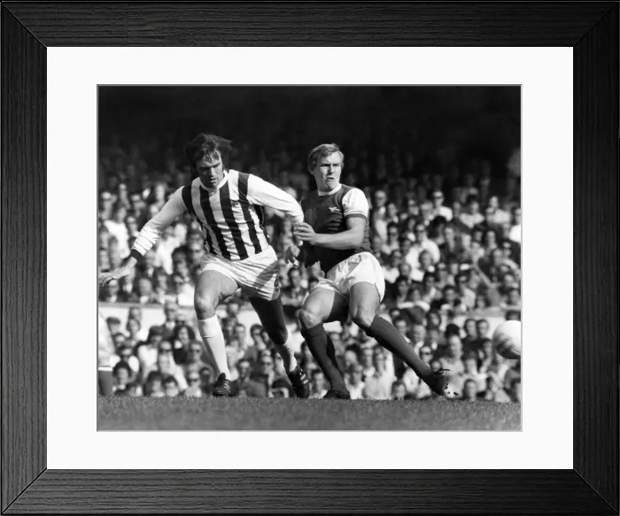 Framed Print : Arsenal v. West Bromwich Albion Roberts (No. 6) of Arsenal Framed Print : Arsenal v. West Bromwich Albion Roberts (No. 6) of Arsenal