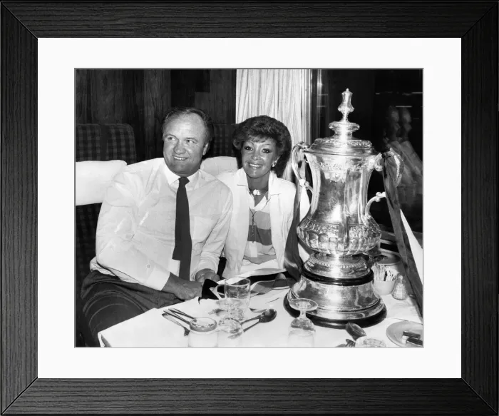 Framed Print : Manchester United leaving London for Manchester after their victory in the 1985 FA Cup Framed Print : Manchester United leaving London for Manchester after their victory in the 1985 FA Cup