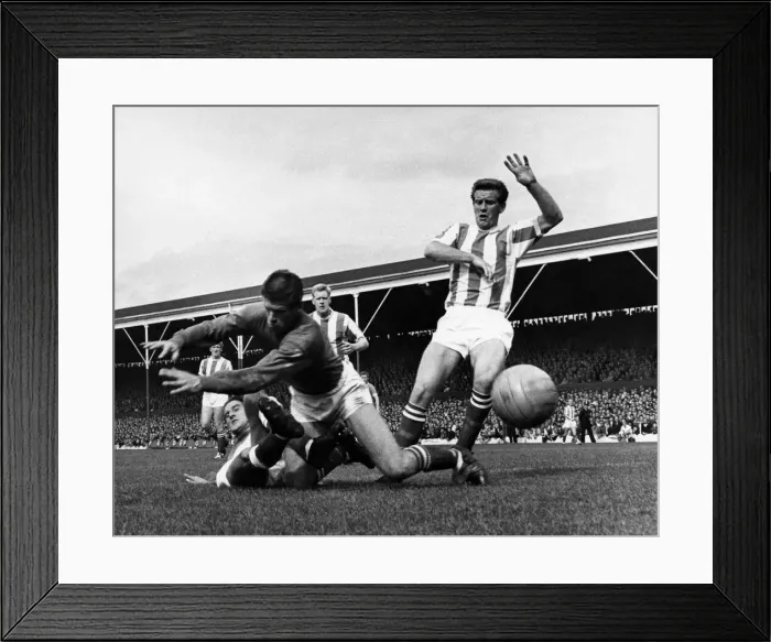 Framed Print : English League Division One match Stoke City 0 v Everton 2