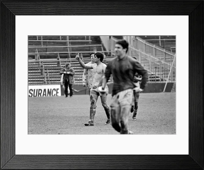 Framed Print : English League Division Two match. Bolton Wanderers 0 v Chelsea 1. May 1983 MF11-27-001