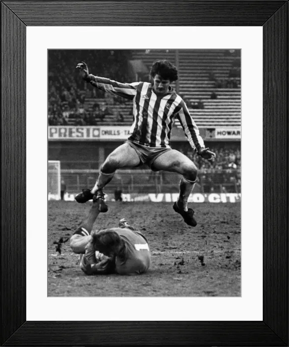 Framed Print : Super save-from Leicester keeper Nicky Walker as he foils Sheffield Wednesdays Framed Print : Super save-from Leicester keeper Nicky Walker as he foils Sheffield Wednesdays
