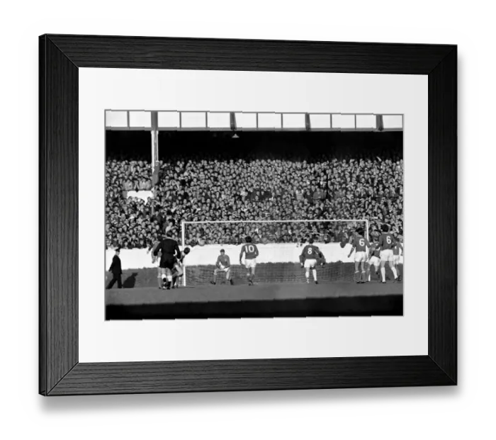 Framed Print : English League Division One match at Goodison Park Everton 1 v Nottingham Forest 0 Framed Print : English League Division One match at Goodison Park Everton 1 v Nottingham Forest 0