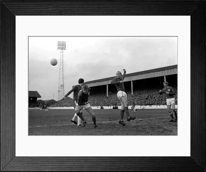 Framed Print : English League Division One match Nottingham Forest 1 v Chelsea 1