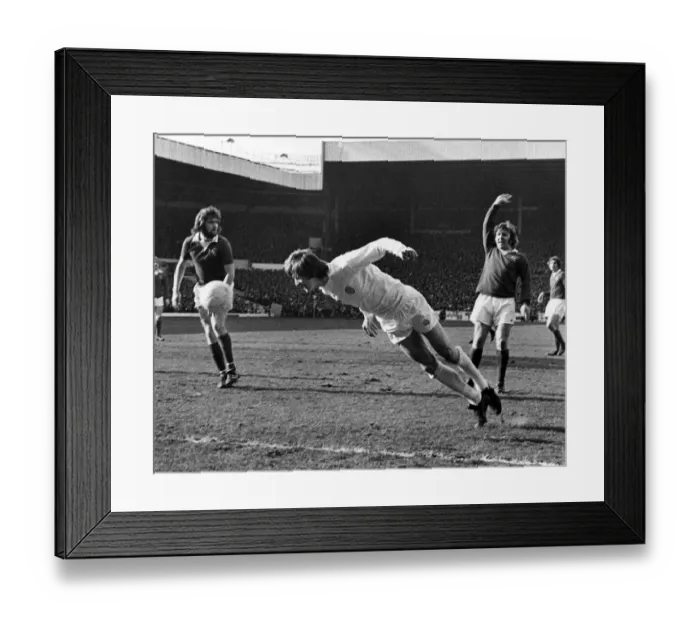 Framed Print : Leeds United V Everton. Leeds United forward Alan Clarke makes a flying diving header