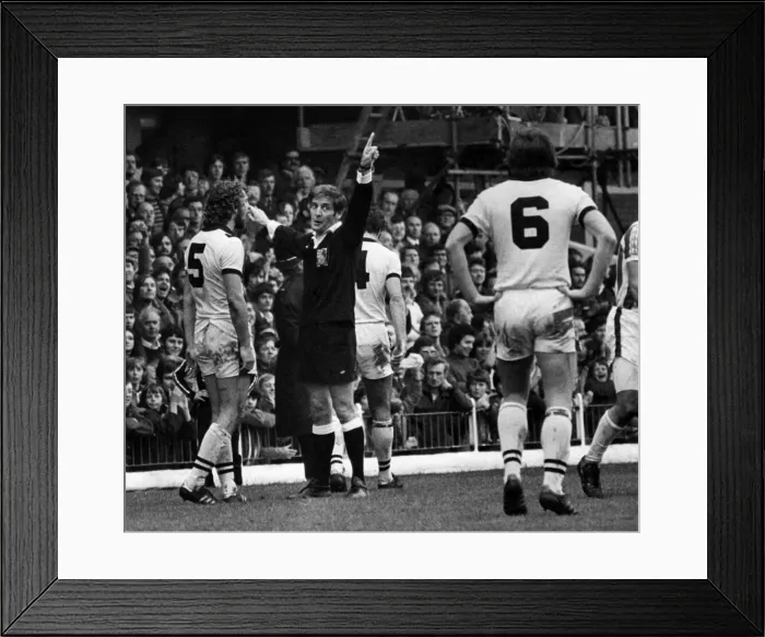 Framed Print : Stoke v Crystal Palace. George Graham gets his marching orders from referee Martin Framed Print : Stoke v Crystal Palace. George Graham gets his marching orders from referee Martin