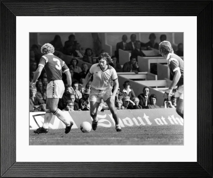 Framed Print : Everton v Leicester City. George Telfer takes on the Leicester City defence Framed Print : Everton v Leicester City. George Telfer takes on the Leicester City defence