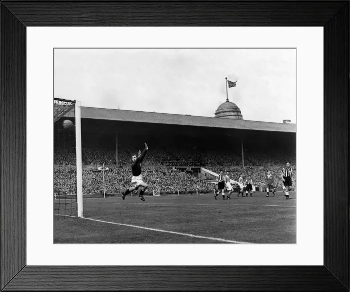 Framed Print : Newcastle v Blackpool... F.A. Cup final 1951. Five minutes later Framed Print : Newcastle v Blackpool... F.A. Cup final 1951. Five minutes later