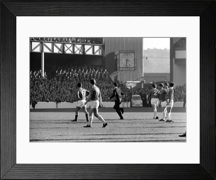 Framed Print : English League Division One match at Goodison Park Everton 1 v Nottingham Forest 0 Framed Print : English League Division One match at Goodison Park Everton 1 v Nottingham Forest 0