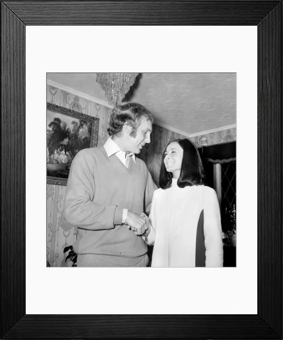 Framed Print : Bobby Moore Met his Number one fan'tonight at his home in Chigwell Essex Framed Print : Bobby Moore Met his Number one fan'tonight at his home in Chigwell Essex