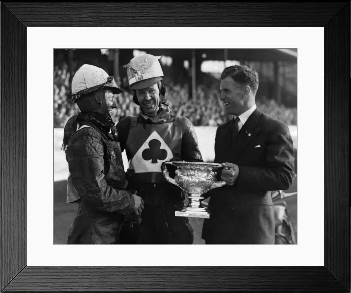Framed Print : Jack Rowley of Manchester United presenting the cup to Speedway champion Jack Parker Framed Print : Jack Rowley of Manchester United presenting the cup to Speedway champion Jack Parker