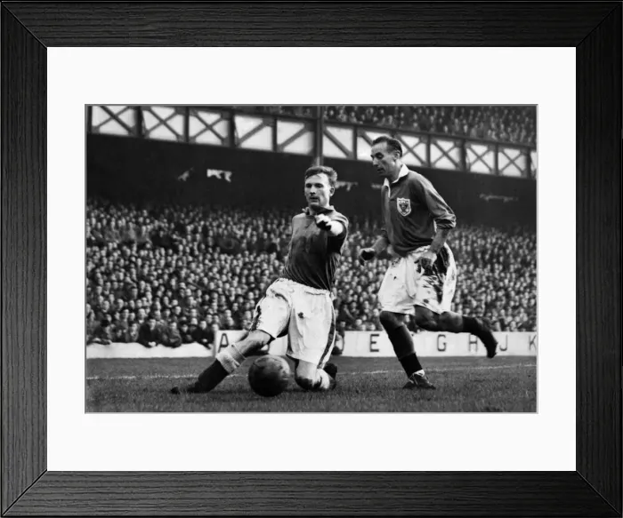 Framed Print : Everton v Blackpool. Mattthews (Blackpool) and Everton left back Dan Donovan