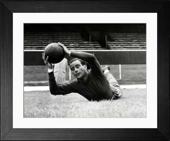 Framed Print : Atletico Madrid goalkeeper Edgardo Madinabeytia training at Hampden Park Framed Print : Atletico Madrid goalkeeper Edgardo Madinabeytia training at Hampden Park