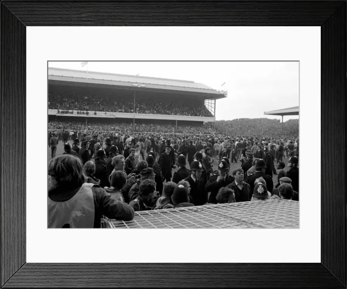 Framed Print : Division One Football 1980 / 81 Season. Arsenal v Aston Villa, Highbury Framed Print : Division One Football 1980 / 81 Season. Arsenal v Aston Villa, Highbury