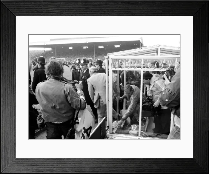 Framed Print : Division One Football 1980 / 81 Season. Arsenal v Aston Villa, Highbury Framed Print : Division One Football 1980 / 81 Season. Arsenal v Aston Villa, Highbury