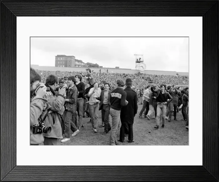 Framed Print : Division One Football 1980 / 81 Season. Arsenal v Aston Villa, Highbury Framed Print : Division One Football 1980 / 81 Season. Arsenal v Aston Villa, Highbury