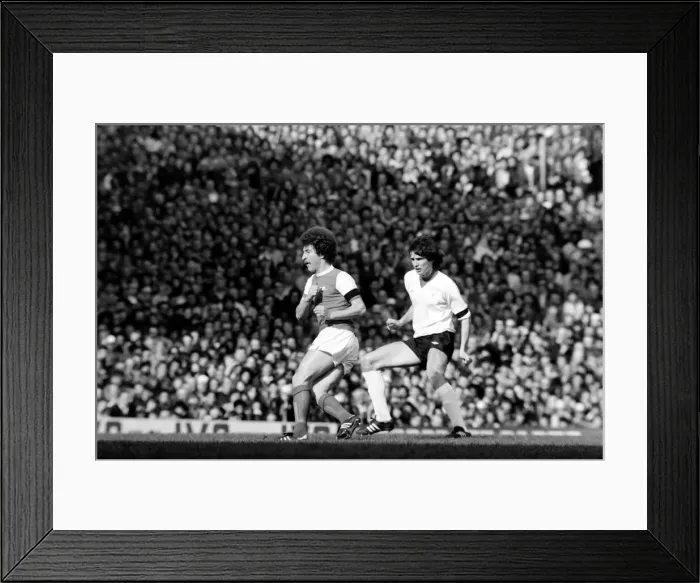 Framed Print : Division One Football 1980 / 81 Season. Arsenal v Liverpool, Highbury Framed Print : Division One Football 1980 / 81 Season. Arsenal v Liverpool, Highbury