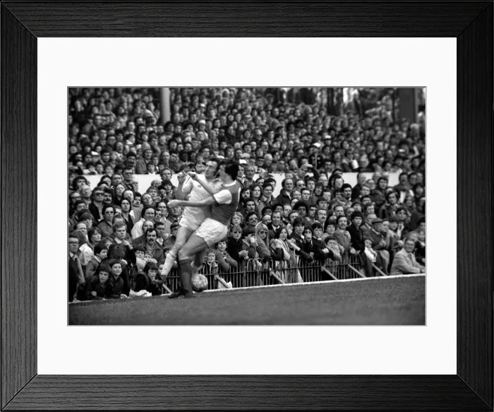 Framed Print : Division One Football 1980 / 81 Season Arsenal v Leeds United, Highbury Framed Print : Division One Football 1980 / 81 Season Arsenal v Leeds United, Highbury