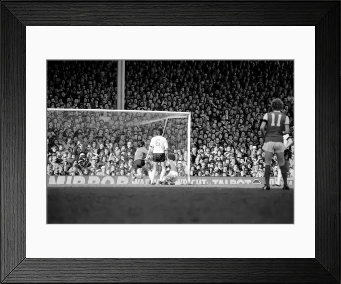 Framed Print : Division One Football 1980  /  81 Season. Arsenal v Liverpool, Highbury