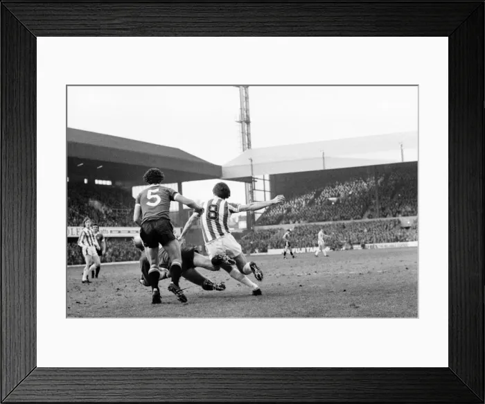 Framed Print : English League Division One match. Stoke City 0 v Manchester United 3