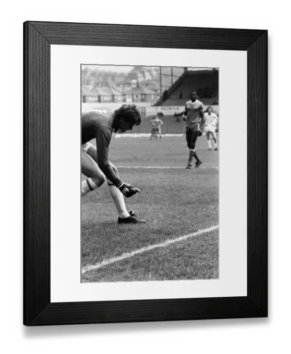 Framed Print : English League Division One match at Elland Road. Leeds United 1 v Nottingham Forest 1 Framed Print : English League Division One match at Elland Road. Leeds United 1 v Nottingham Forest 1