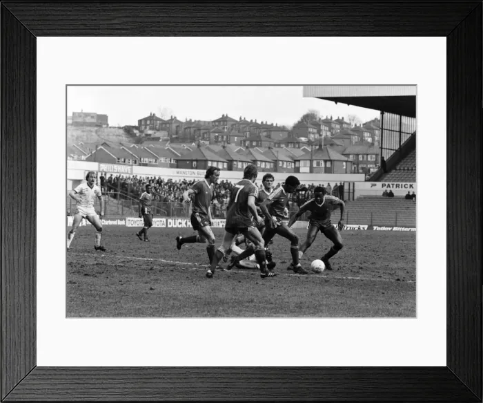 Framed Print : English League Division One match at Elland Road. Leeds United 1 v Nottingham Forest 1 Framed Print : English League Division One match at Elland Road. Leeds United 1 v Nottingham Forest 1