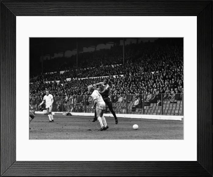 Framed Print : English League Division One match at Elland Road. Leeds United 1 v Nottingham Forest 1 Framed Print : English League Division One match at Elland Road. Leeds United 1 v Nottingham Forest 1