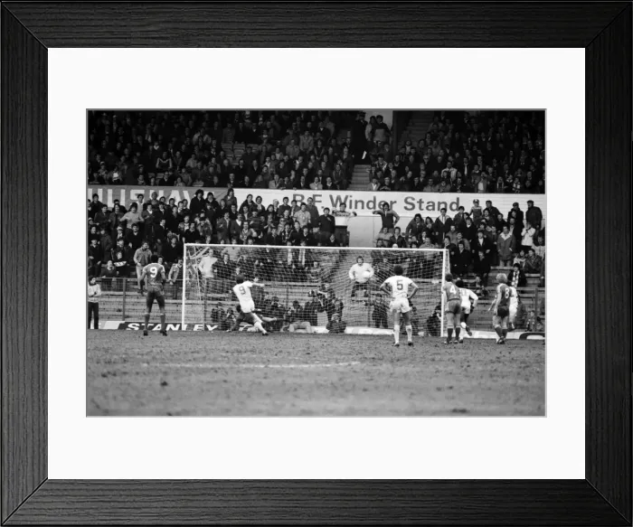 Framed Print : English League Division One match at Elland Road. Leeds United 1 v Nottingham Forest 1 Framed Print : English League Division One match at Elland Road. Leeds United 1 v Nottingham Forest 1